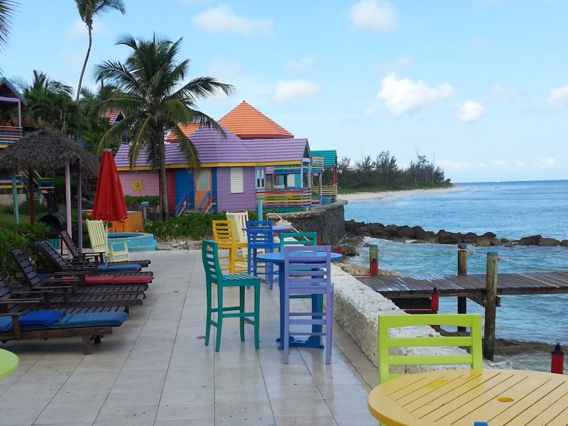 Colorful chalet on the beach 亮丽的海滩小屋