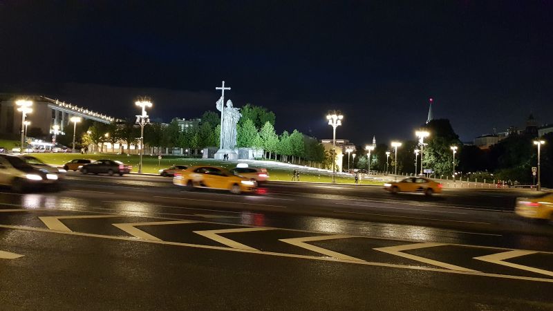 Outside the Kremlin wall at night 克里姆林宫围墙外夜晚