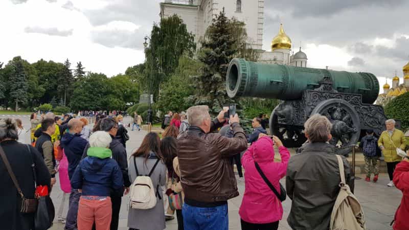 Inside the Kremlin walls, a big canon 克里姆林宫围墙内的一大炮