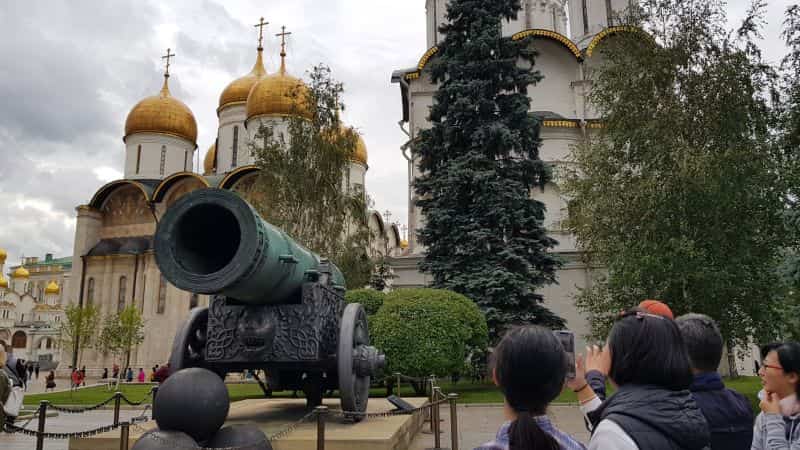 Inside the Kremlin walls, a big canon 克里姆林宫围墙内的一大炮