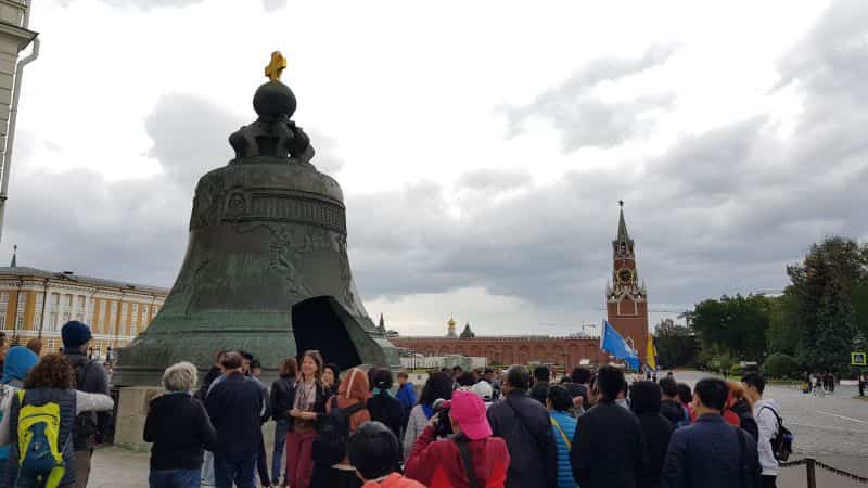 Inside the Kremlin walls - a big bell with a big hole sitting on the ground 克里姆林宫围墙内穿了个口的大钟