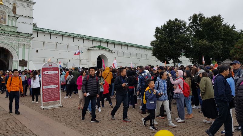 The Trinity Monastery - visitors queuing at the entrance 谢尔吉耶夫三一修道院入口的中国游客