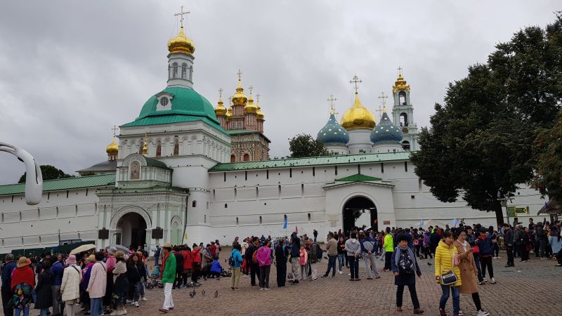 The Trinity Monastery - visitors queuing at the entrance 谢尔吉耶夫三一修道院入口的中国游客