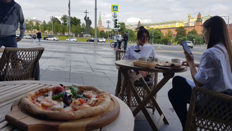 Outside the Kremlin walls, enjoying my seafood pizza 克里姆林宫围墙外享用海鲜比萨