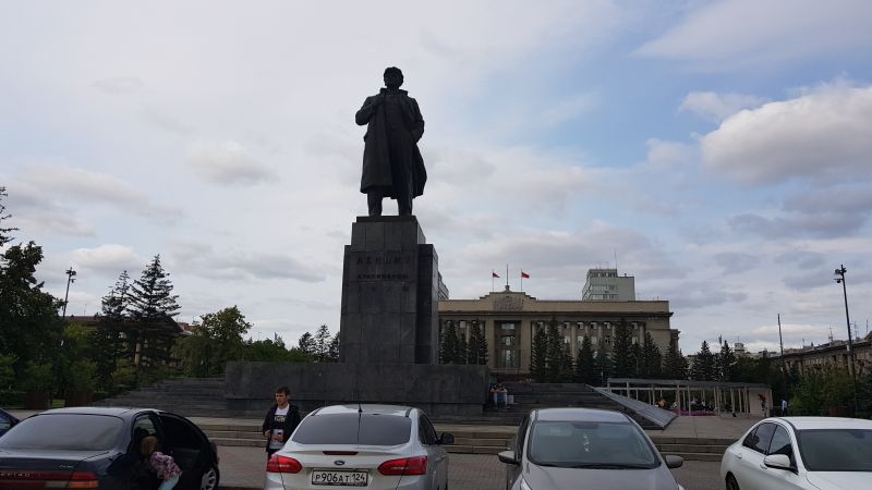 Yet another monument to Lenin 有一个列宁雕像