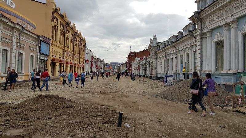 Resurfacing a pedestrian street 重铺步行街