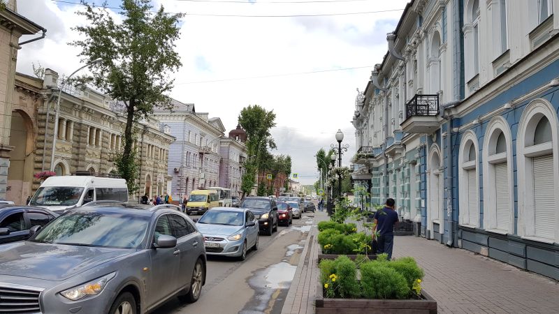 A busy Irkutsk street  伊尔库茨克一主要繁忙街道