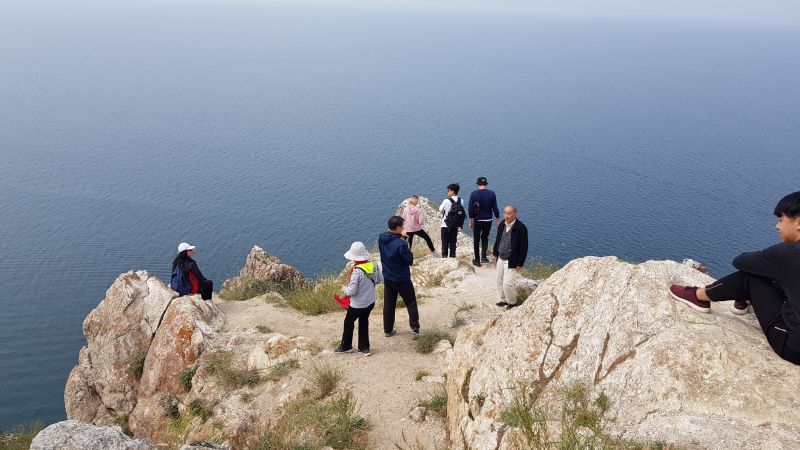 Okhlon Island north cliff-edge view of Lake Baikal 奥克伦岛北峭崖边看贝加尔湖