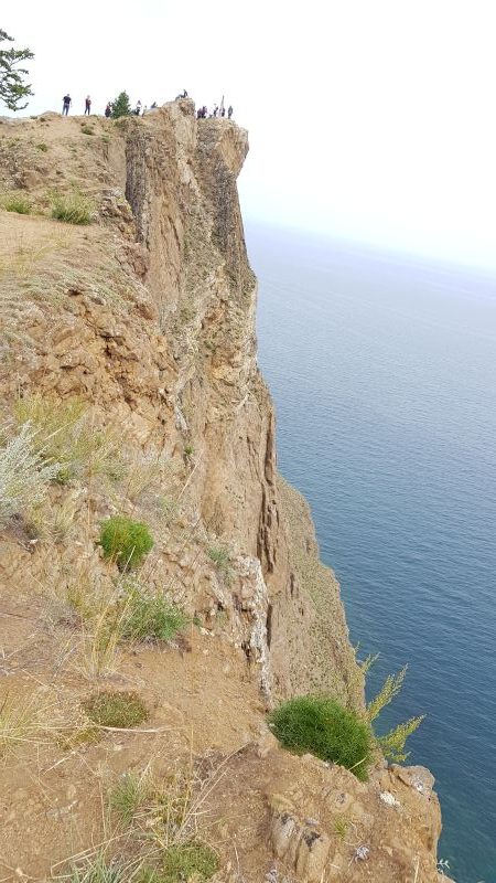 Okhlon Island north - steep drop to the lake 奥克伦岛北一落千丈贝加尔湖