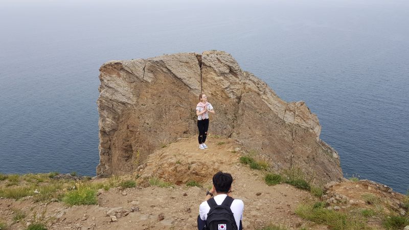 No margin of error at this narrow spot for a photo with Lake Baikal 在这地点与贝加尔湖合影没寸步行差踏错空间