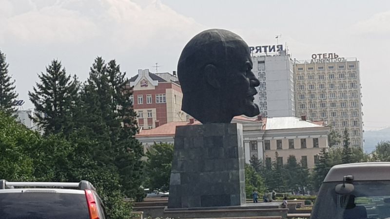 Lenin's head statue in the city square 列宁，前苏联首领