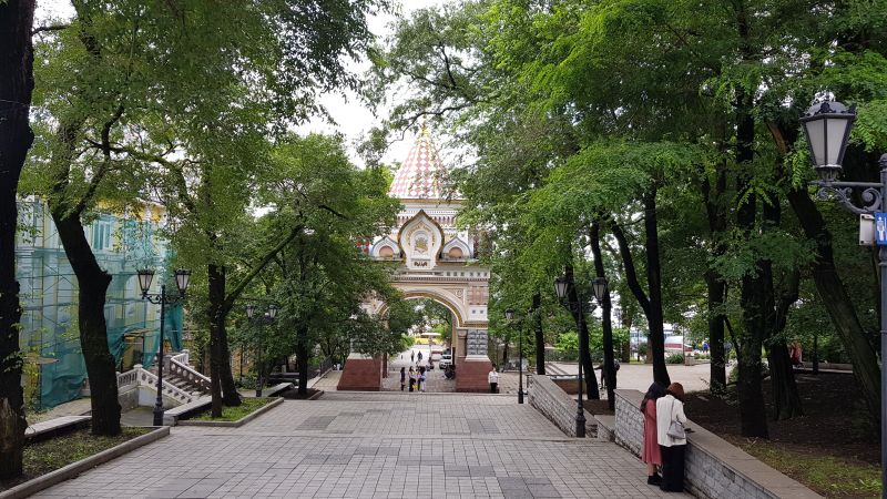 Nikolai's Triumphal Arch in city central park 在市中心公园的尼古拉凯旋门