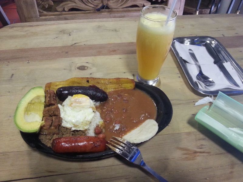 Colombia signature dish, of bean, avacado, sausages，fried pork and banana 哥伦比亚招牌菜 - 牛油果，炸猪肉，煎鸡蛋，焗豆， 香肠， 炸香蕉