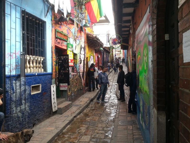 Old Bogota, full of graffiti 波哥大老城区，涂鸦满墙飞