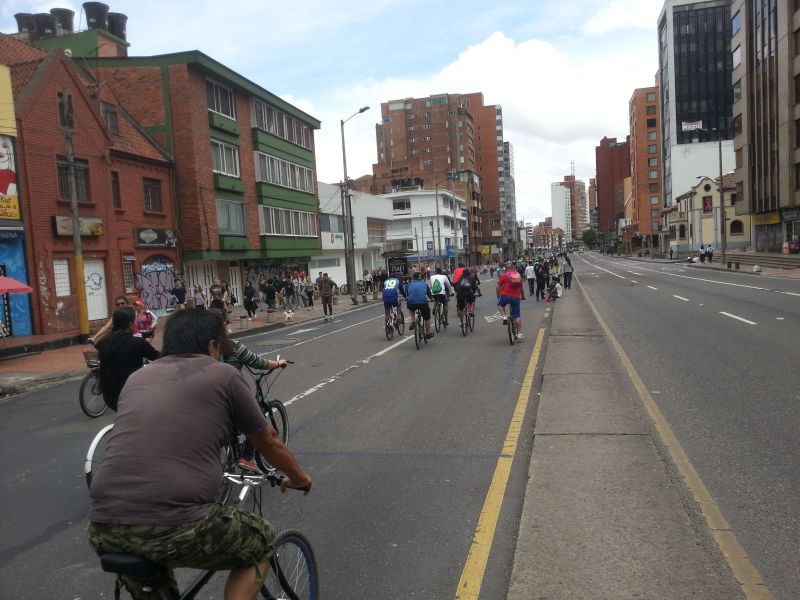 Main streets closed for public recreation on week end 周末关闭通往市中心主干道给市民健身活动