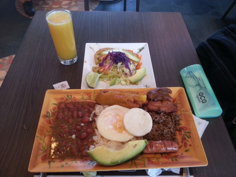 Colombia signature dish, of bean, avacado, sausage, fried pork and banana 哥伦比亚招牌菜 - 牛油果，炸猪肉，煎鸡蛋，焗豆， 香肠， 炸香蕉