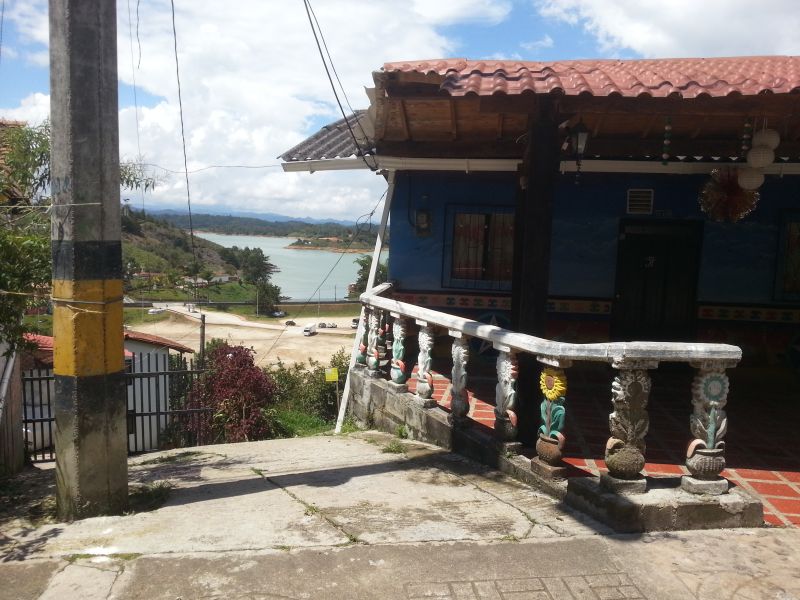 Small houses up the hill with a million-dollar view 平民家前山水美景