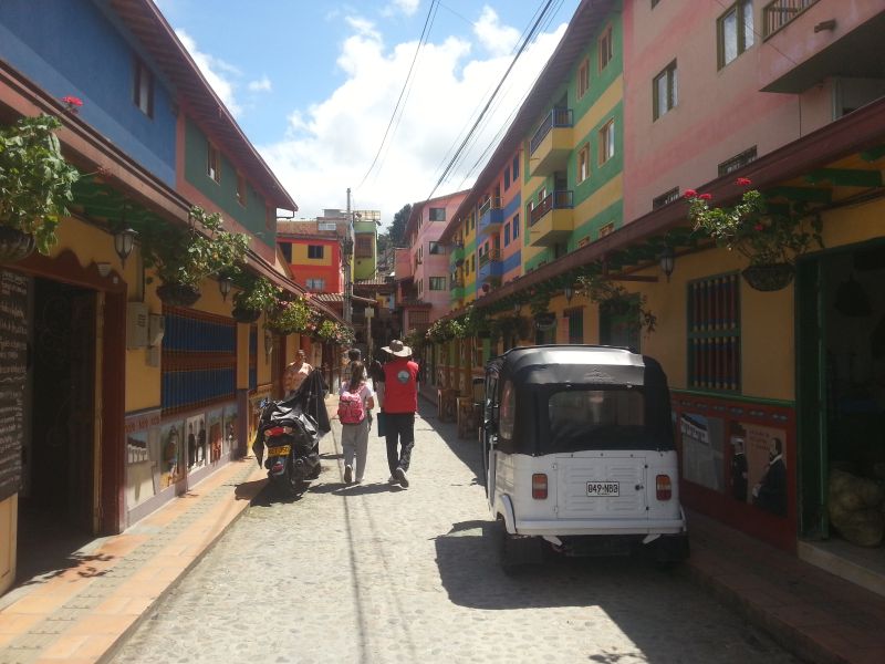 Colorful local houses 瓜塔佩五颜六色楼房