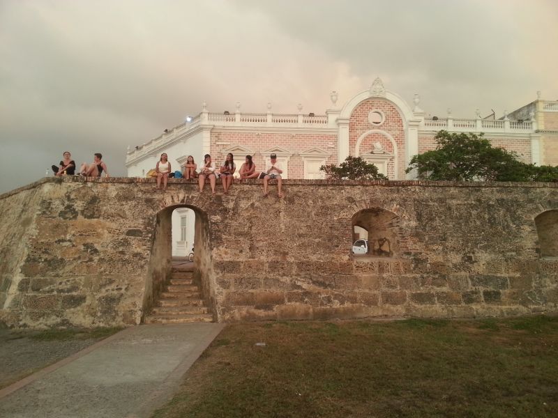 Teens sitting on the edge of the walls 青年坐在卡塔赫纳城墙边缘