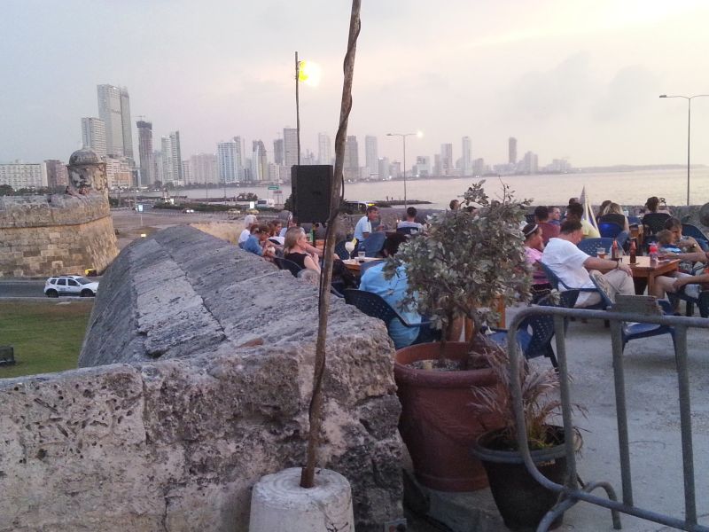 Tourists revelling in the sunset on the walls 城墙城墙上畅饮看日落的游客