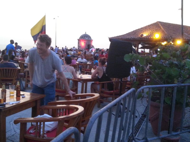 Revelers on the walls of Cartagena 城墙上畅饮看日落的游客