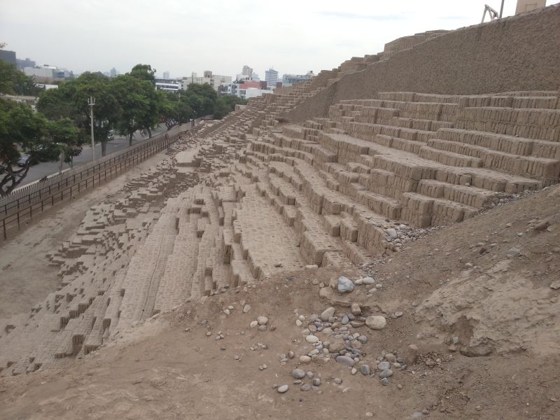 Pre-inca ruin Huaca Pucllana in Lima 利马的胡亚卡普克亚纳金字塔祭坛