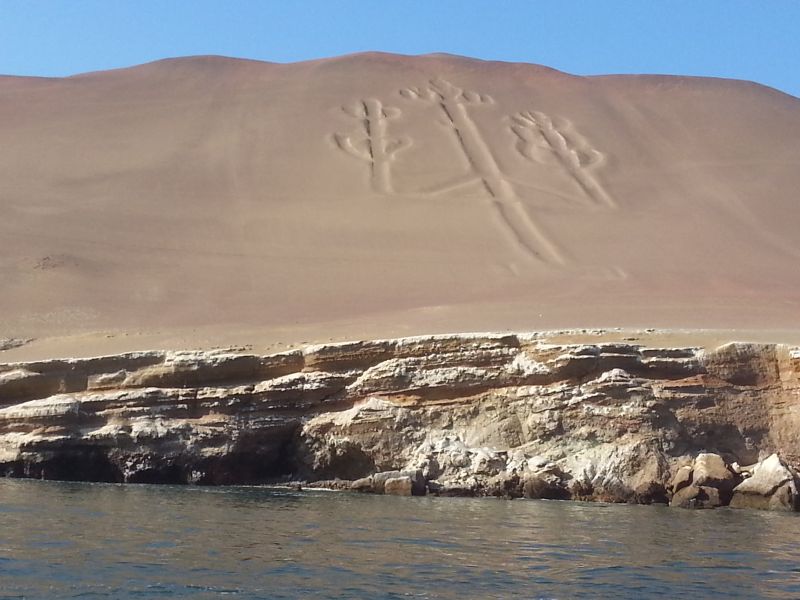 Mystic inscription on the dry hill slope on the way to Islas Ballestas 往鸟岛途中在沙漠坡上的诡异图案