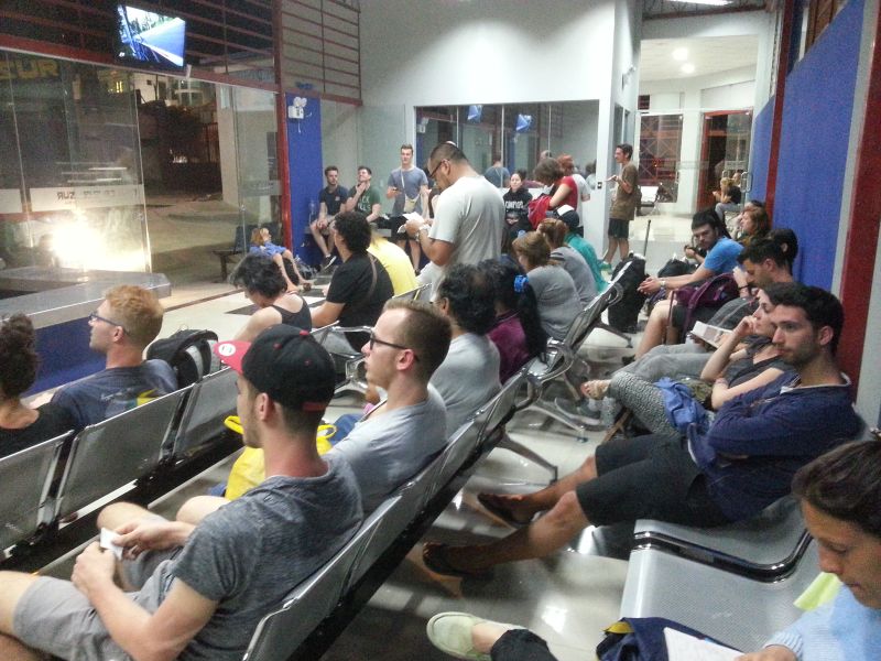 Passengers at waiting lounge for buses to Arequipa 到阿雷基帕大巴的候车室