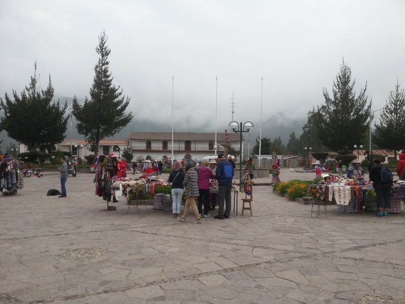 Chivay center, village folks selling souvenirsa 奇瓦伊，市民在镇广场摆卖纪念品