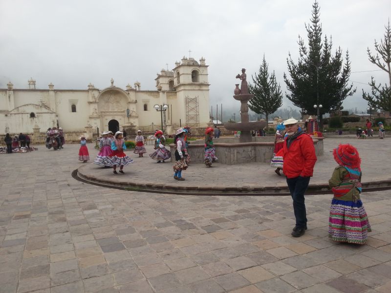 Chivay - villagers dancing to welcome visitors 奇瓦伊，市民在镇广场起舞欢迎游客