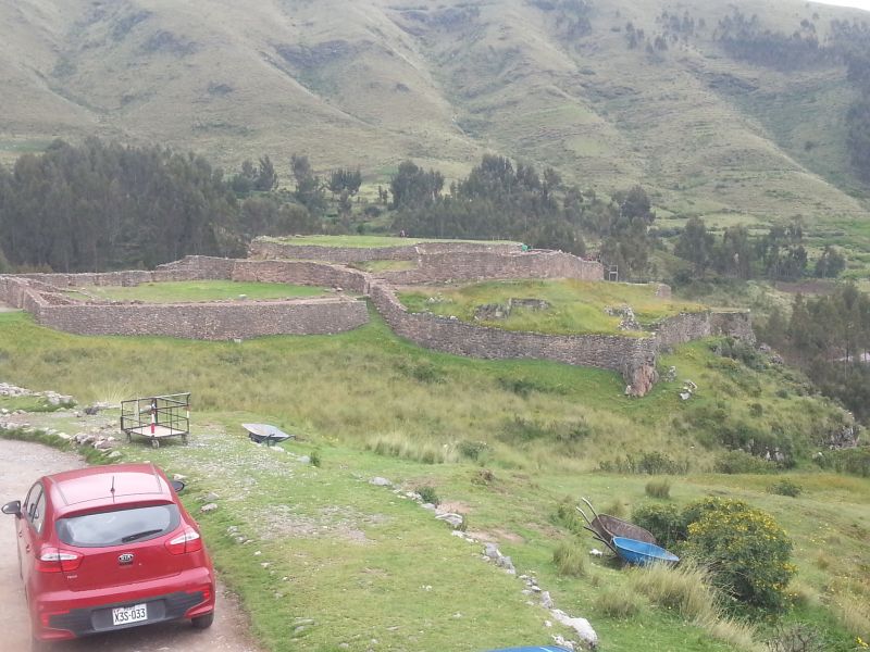 Saqsaywaman Inca citadel, built 1471 CE, at 3700m, northern outskirt of Cusco 库斯科北面公元1471 年造的印加古城堡