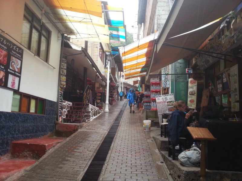 Path uphill lined by restaurants and hotels 山坡小巷挤满住宿和餐厅