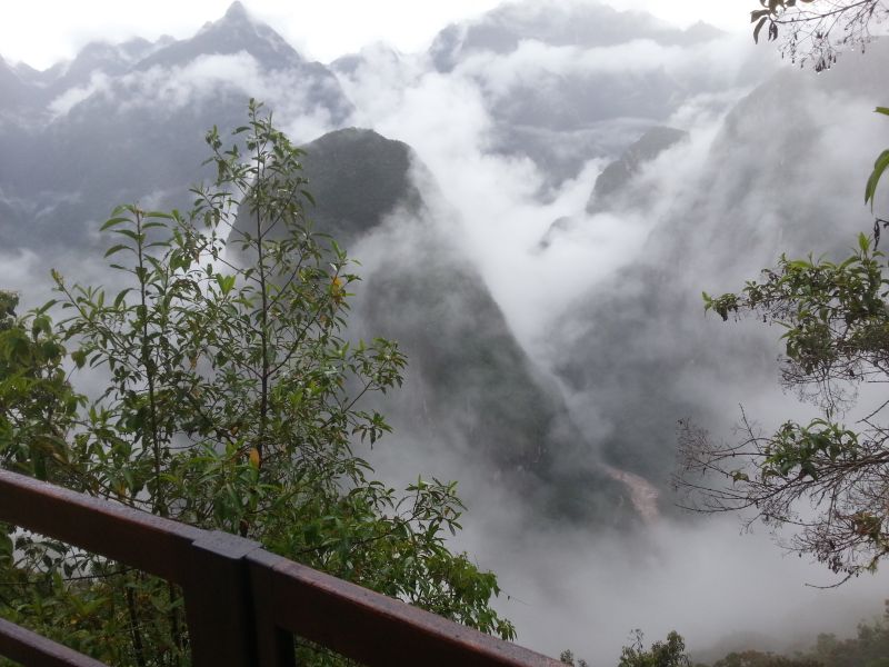 The mountains around Machu Picchu shrouded in fog early in the morning 马丘比丘周围山峰早上被大雾笼罩