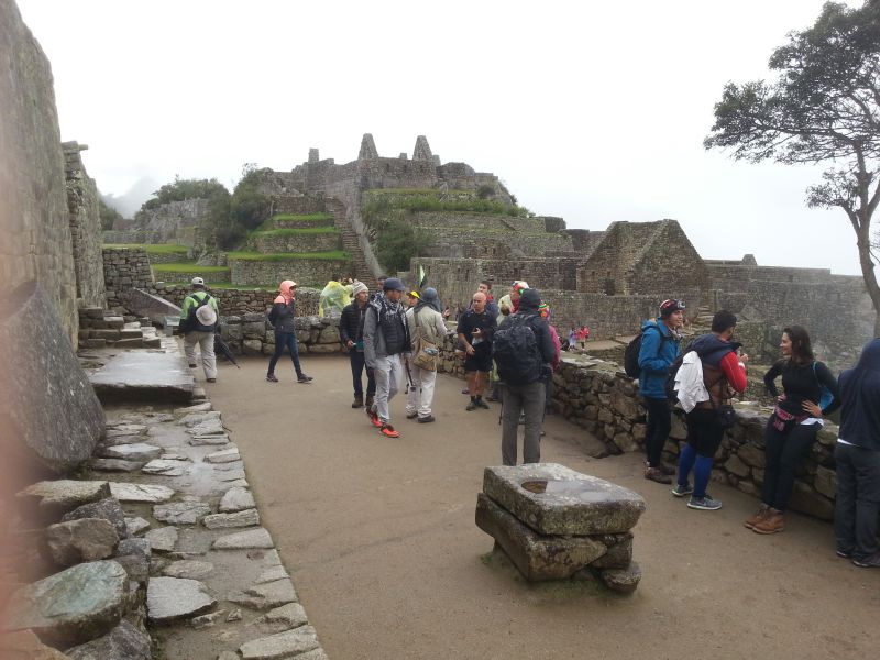 Pilgrims catching breath at breath-taking Machu Picchu 马丘比丘