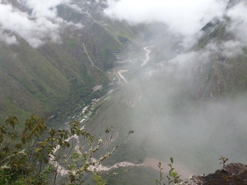 Looking down from Machu Picchu 从马丘比丘山顶的景色