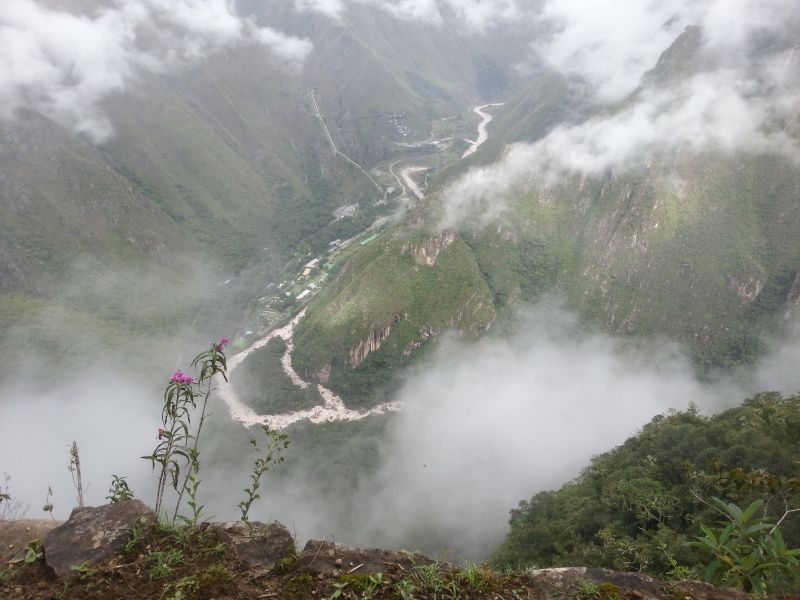 Looking down from Machu Picchu 从马丘比丘山顶的景色