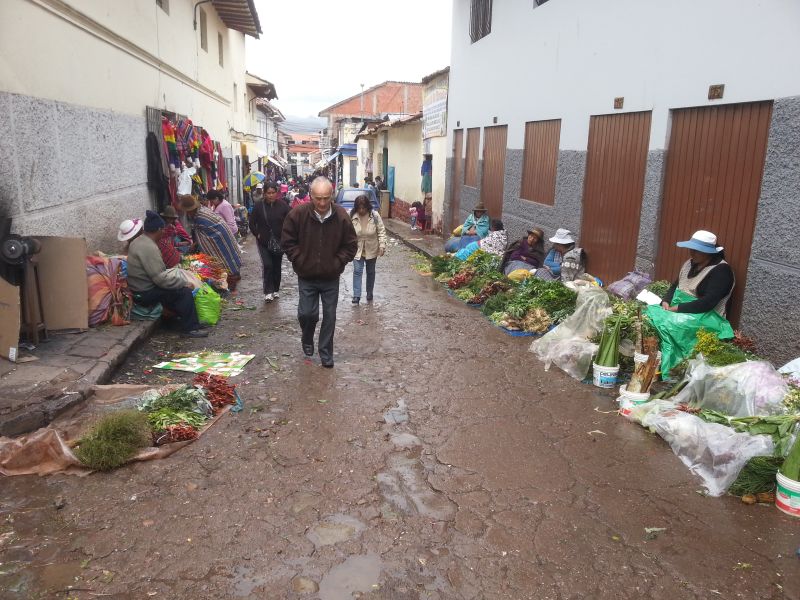 Puno - vegetable sellers on a wet day by the road side 在普诺街边卖菜的妇女