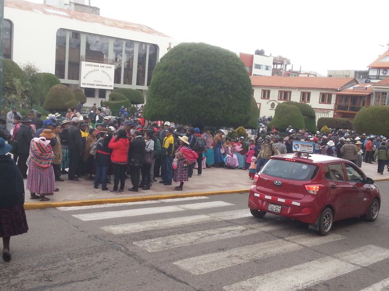 Puno - local folks protesting in front of municipal offices 普诺市政处乡民在抗议