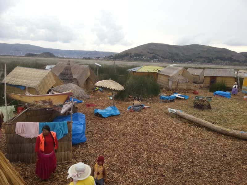 On a floating island of Uros 乌鲁斯的小岛上