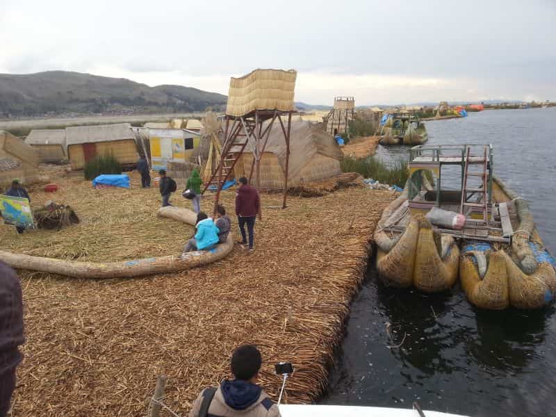 Floating islands of Uros, made of reed 芦苇的乌鲁斯小岛