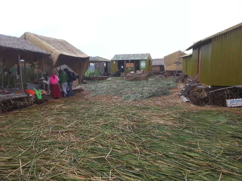 On a floating island of Uros 乌鲁斯的小岛上