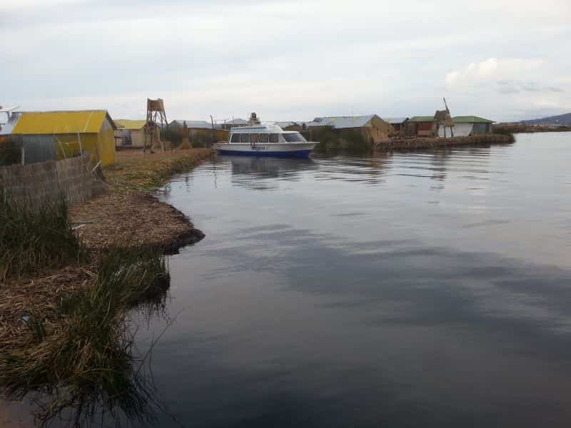 Floating islands of Uros, made of reed 芦苇的乌鲁斯小岛