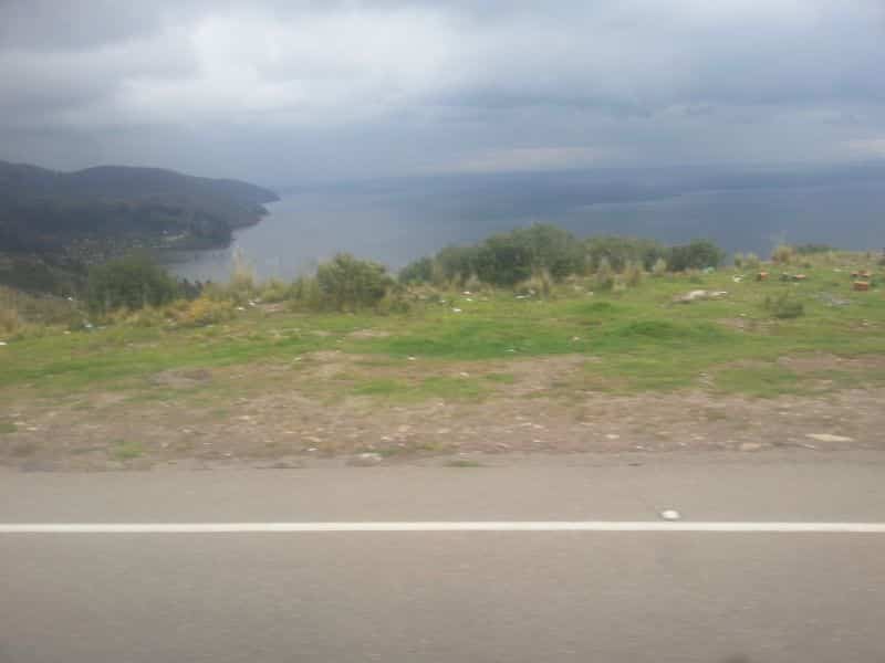 On the way to La Paz, along Lake Titicaca 沿的的喀喀湖往拉巴斯