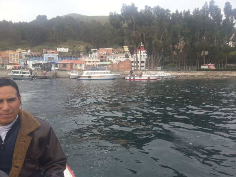 Cross the lake in a little boat 坐小艇渡湖