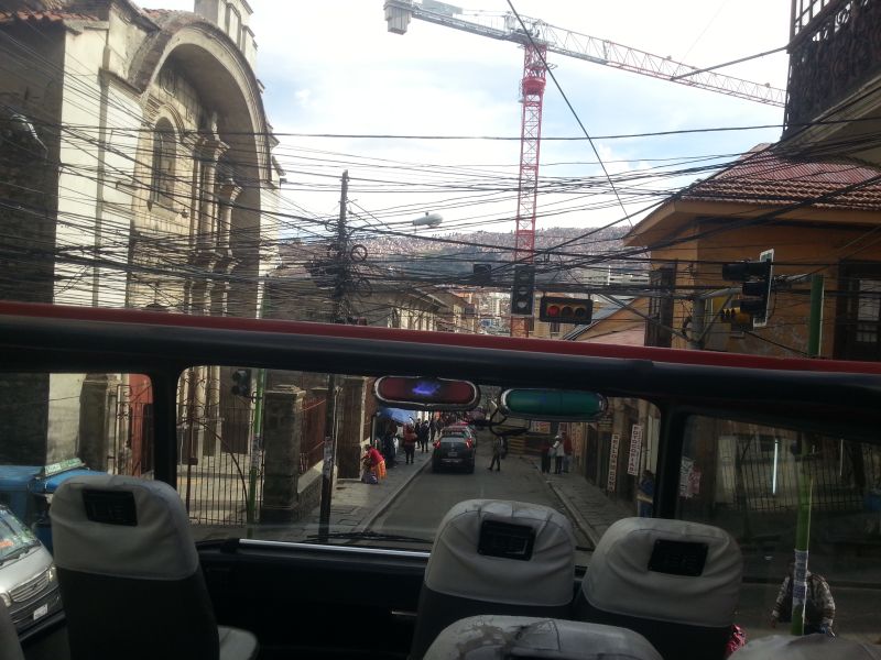 Power cables running overhead across the street 电缆跨马路