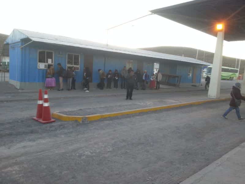 The bus crossing the Bolivia Chile border 大巴在玻利维亚智利边境站