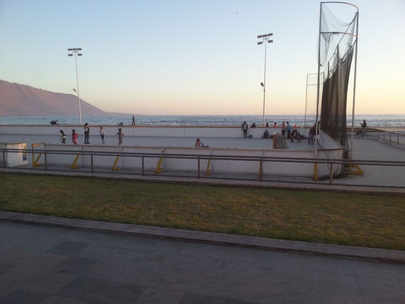 Iquique beach skating rink 伊基克海滩滑轮场