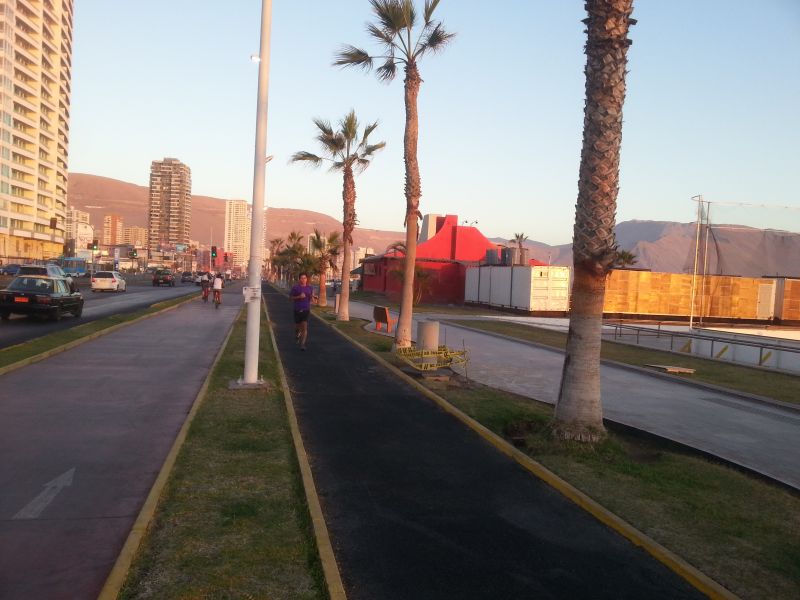 Iquique beach cycling lane 伊基克海滩自行车道