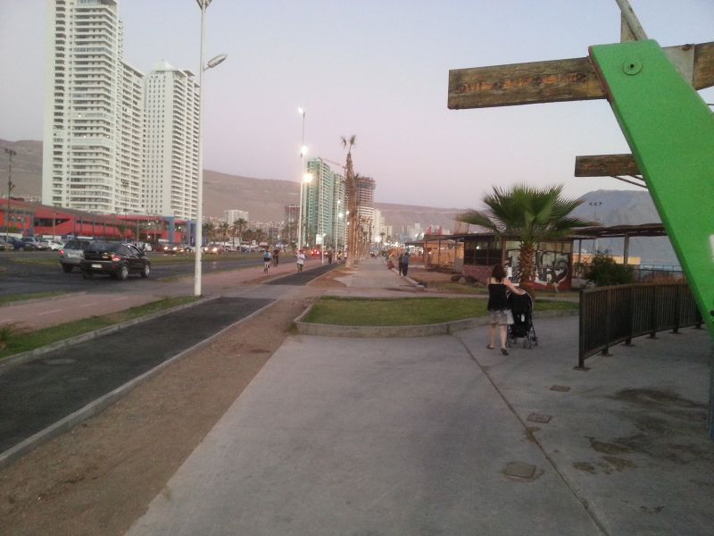 Iquique beach cycling lane 伊基克海滩自行车道