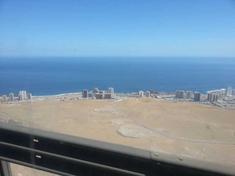 Antofagasta city appearing after several hours of bus ride 几小时沙漠路程后出现眼下安托法加斯塔城市